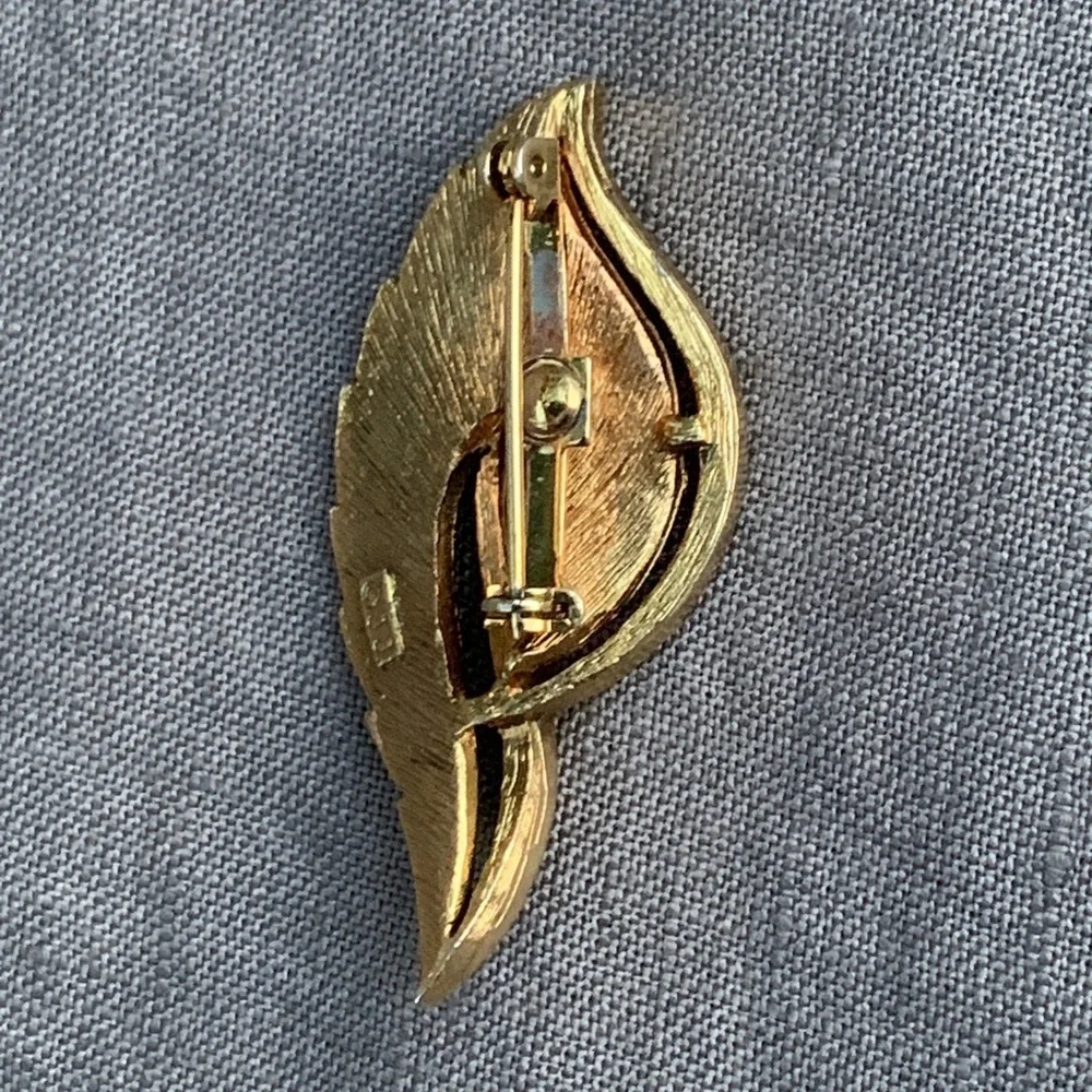 JJ Leaf Brooch Vtg Jonette Gold Tone Swirled Textured Cutout 2 1/8